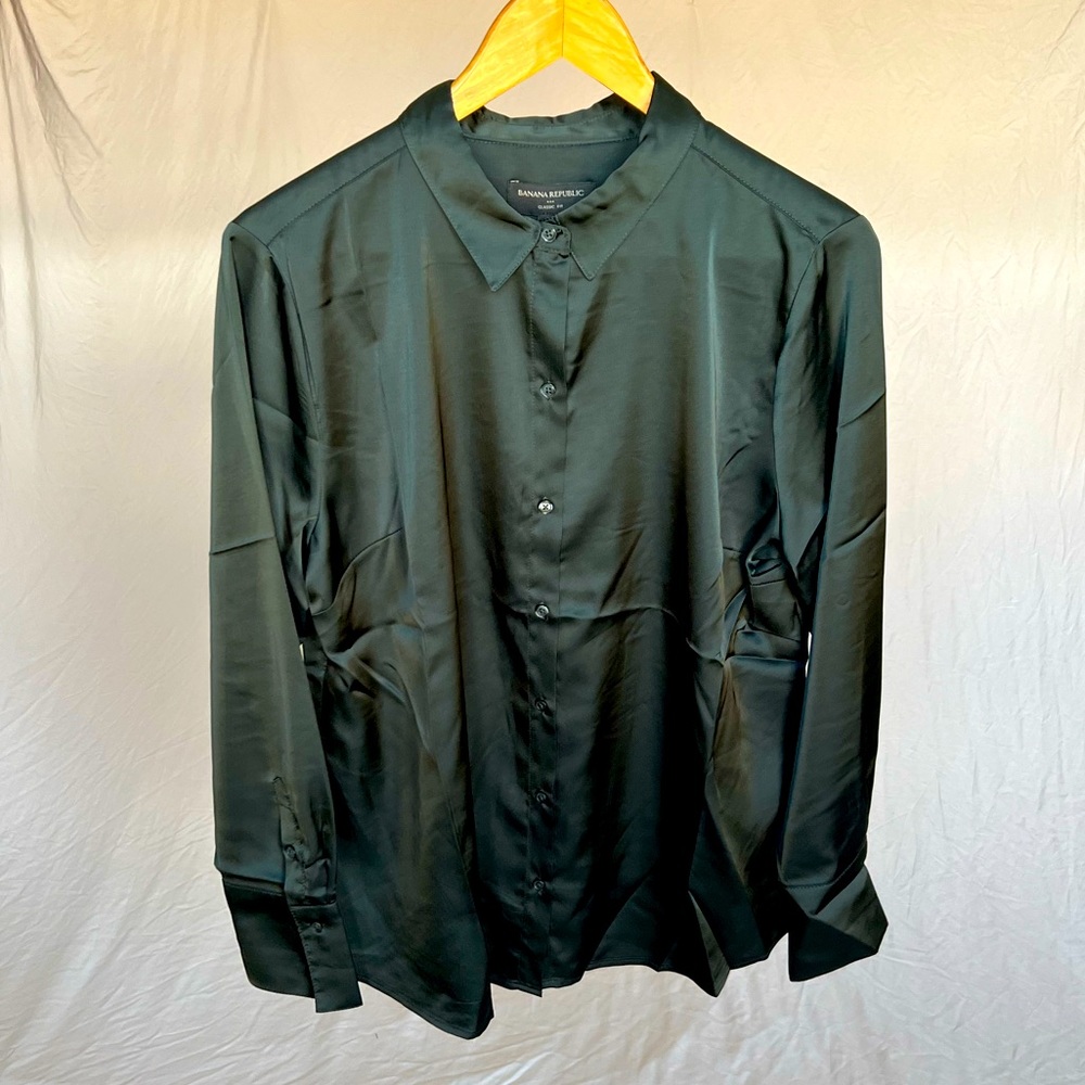 NWT – Banana Republic discontinued color! Satin classic button-down, L, green